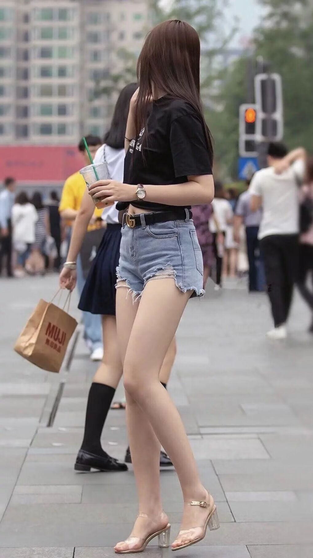 球迷狂欢：现场气氛点燃全场，球迷狂欢节