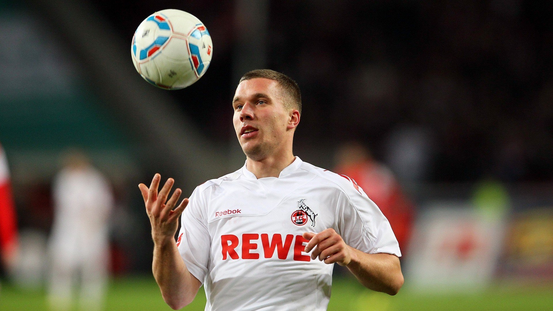 _灯光秀点亮运动场:节日体育盛典精彩纷呈_,体育馆灯光秀