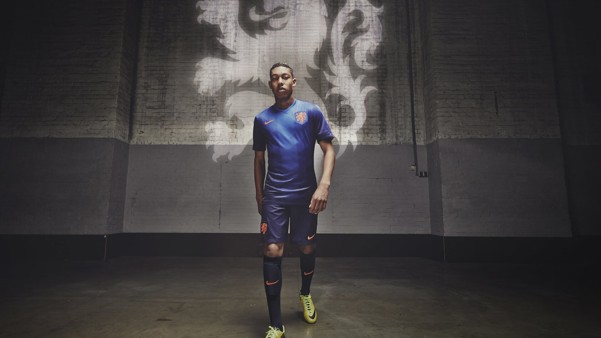 FB体育下载-最具争议判罚：那些引发讨论的欧冠瞬间，欧冠足球裁判